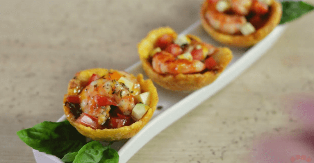 Shrimp baskets in passion fruit sauce