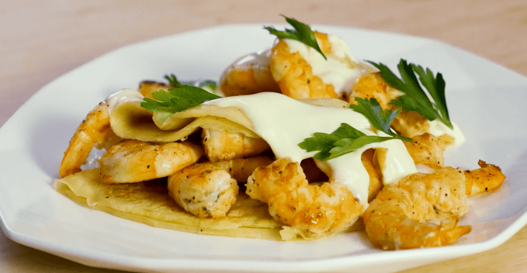 Crepes de camarones con crema agria